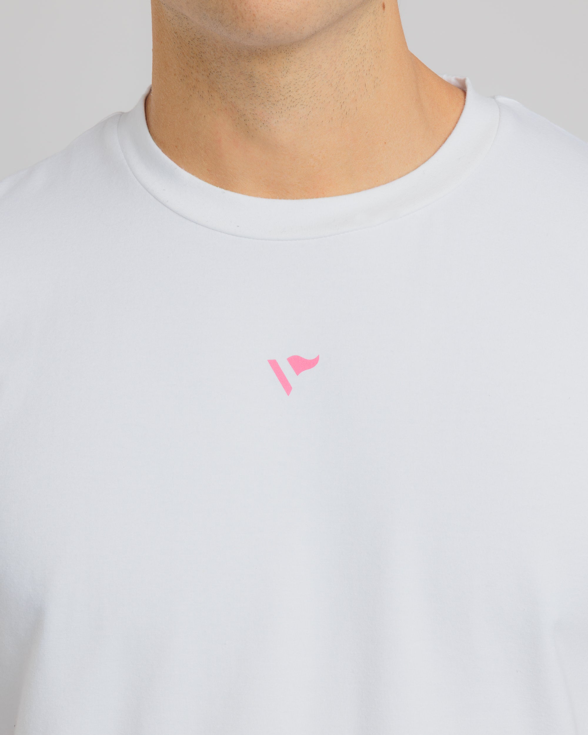 Conquer Tee White/Hot Pink