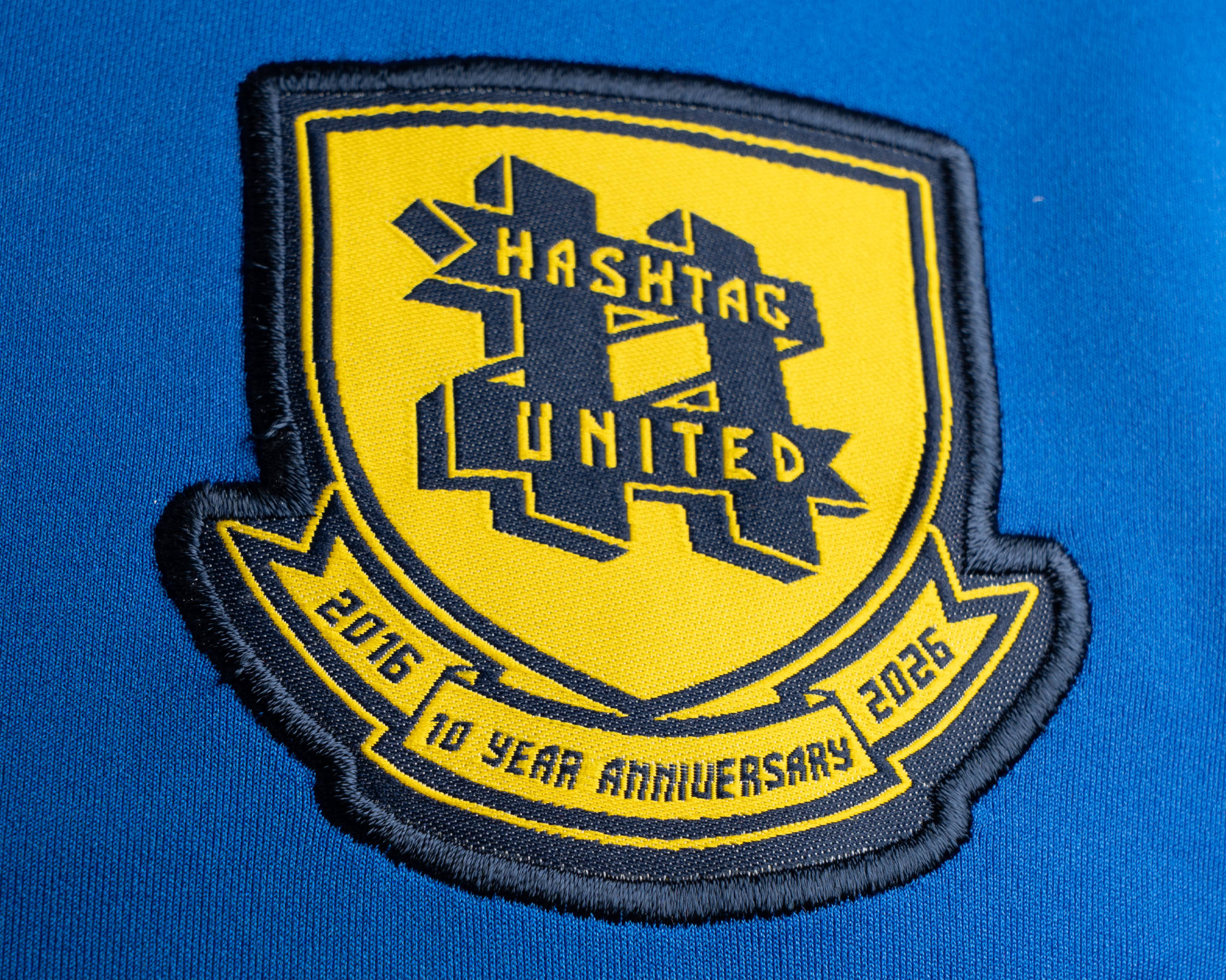 P82311-HASHTAG-UNITED-25-26-VERTEX-HALF-ZIP-TOP-ROYAL-NAVY-AMBER-ELECTRIC-BLUE-alt2.png